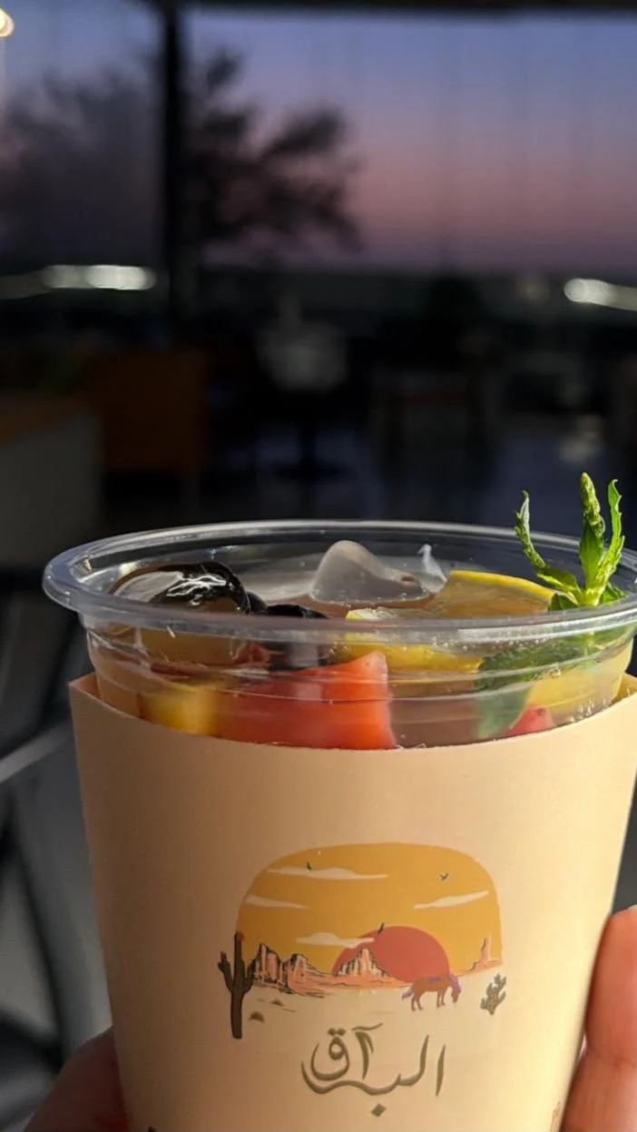 مشروب بارد في كوب يحمل شعار البراق أمام الميدان